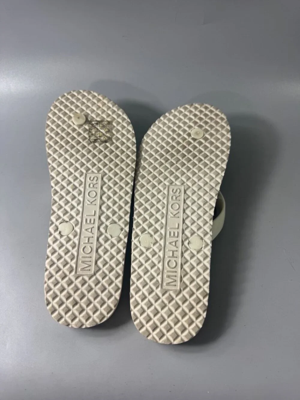 MICHAEL Michael Kors VANILLA WHITE FLIP FLOP MK LOGO SANDALS - Size 8